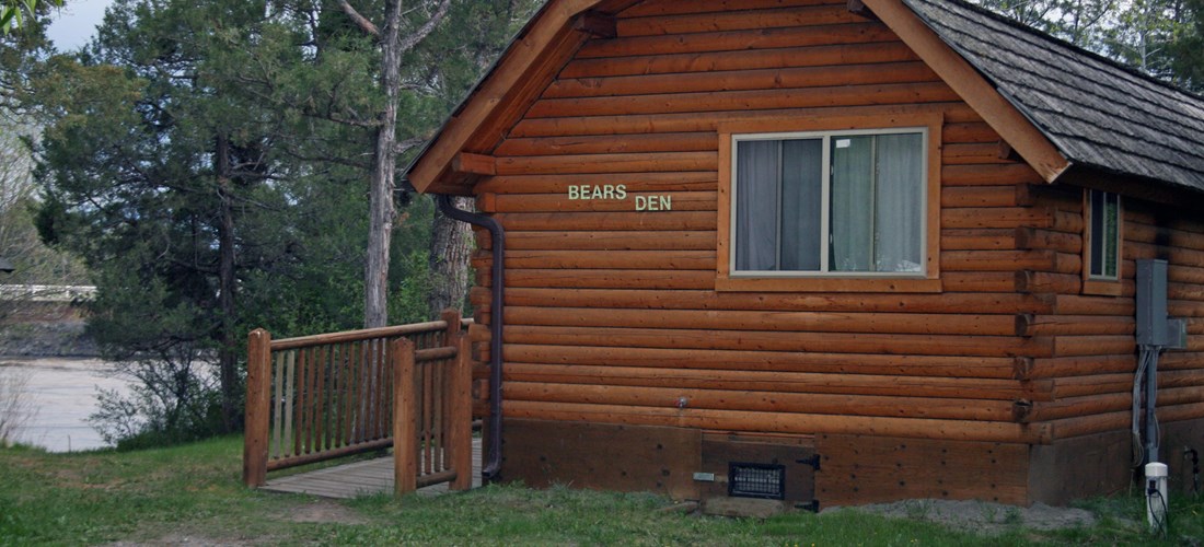 Bear's Den is an accessible accommodation. Offering riverfront views, full bathroom, kitchenette, and two rooms.