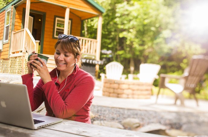/blog/images/9-Tips-for-Working-on-the-Road.jpg?preset=blogThumbnailCrop