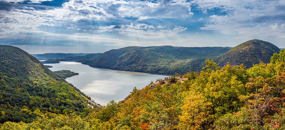 Panoramic view of Hudson River and Hundson Highlands from Breakneck Ridge