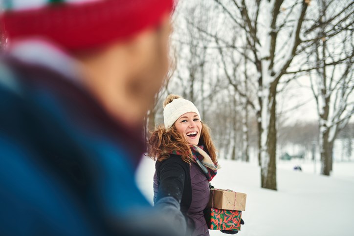 /blog/images/couple-with-gifts-in-snow.jpg?preset=blogThumbnailCrop