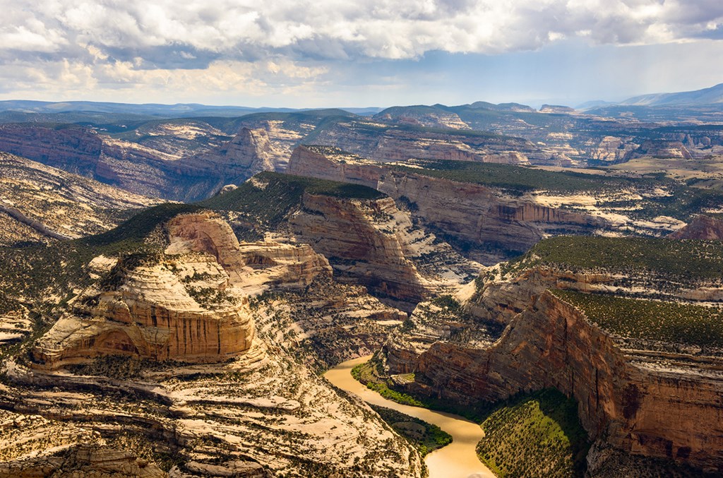 /blog/images/dinosaur-national-mounument.jpg?preset=blogThumbnailCrop