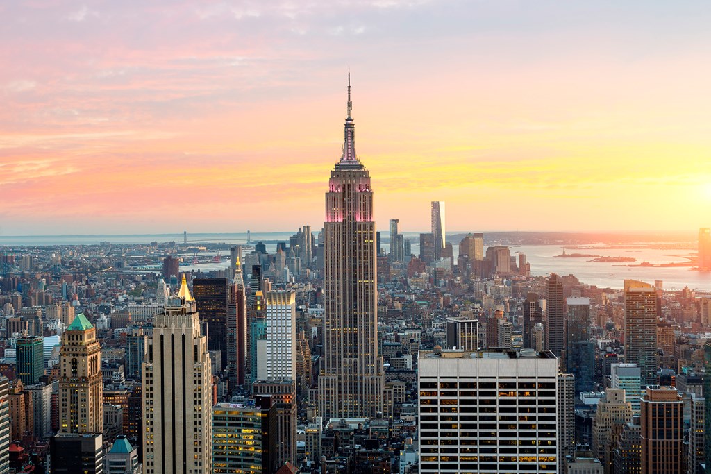 Skyline of New York with the Empire State Building at dusk.