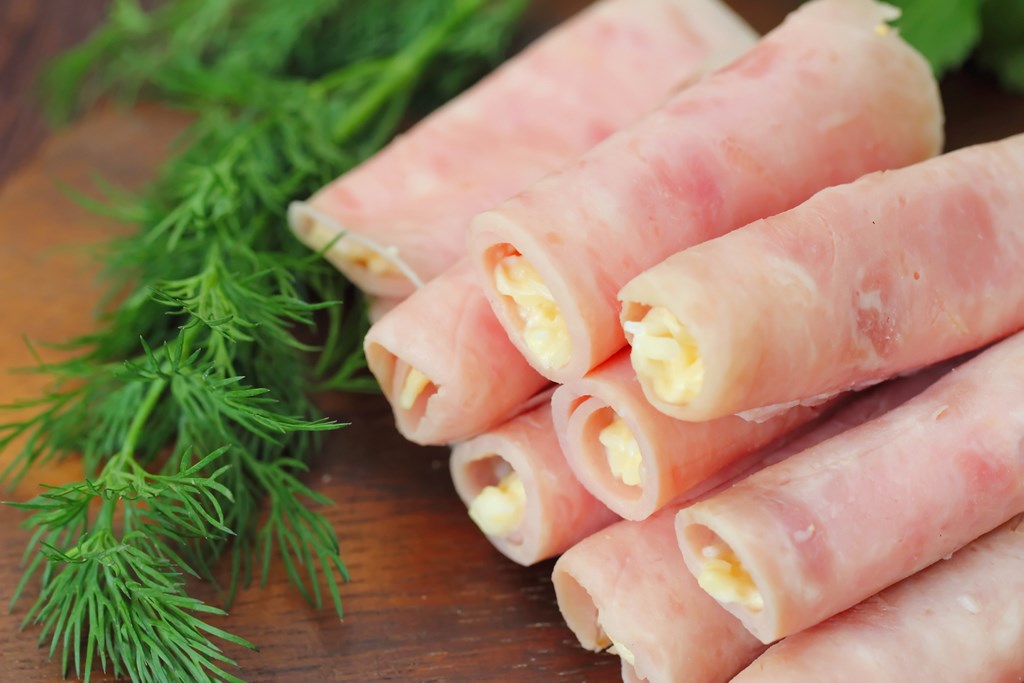 Delicious rolls made of ham stuffed with cheese.
