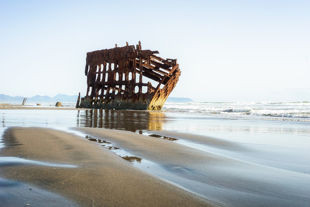 The wreck of the Peter Iredale, 100-year-old shipwreck abandoned in Clatsop Pit, Fort Stevens State Park, Astoria, Oregon, USA.