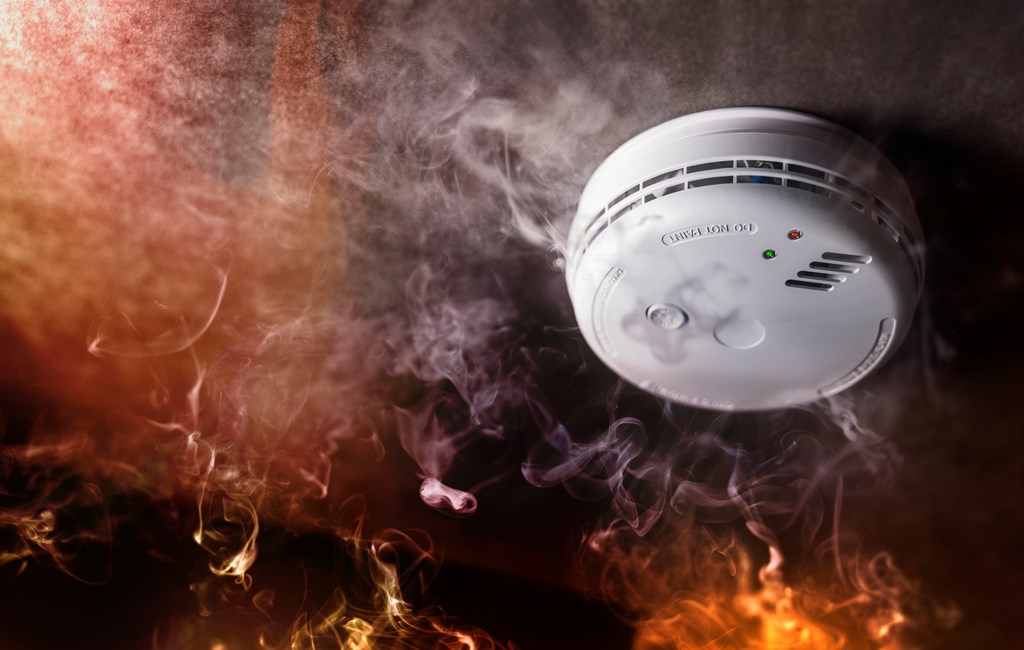 Smoke detector and fire alarm in action.