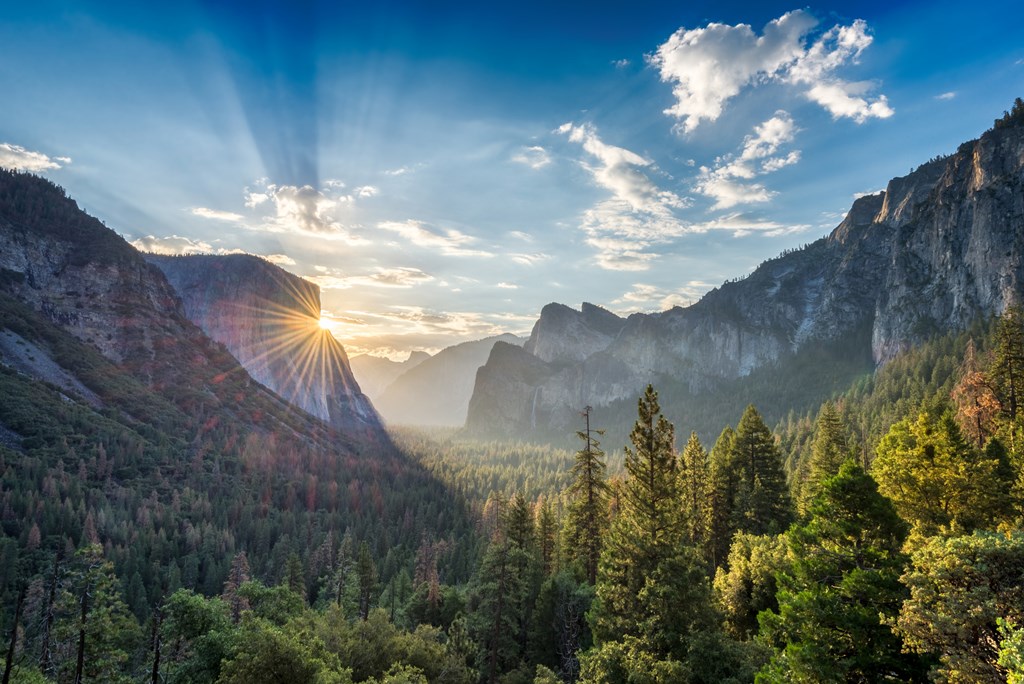 Sunrise at the Tunnel View Vista Point at Yosemite National Park.