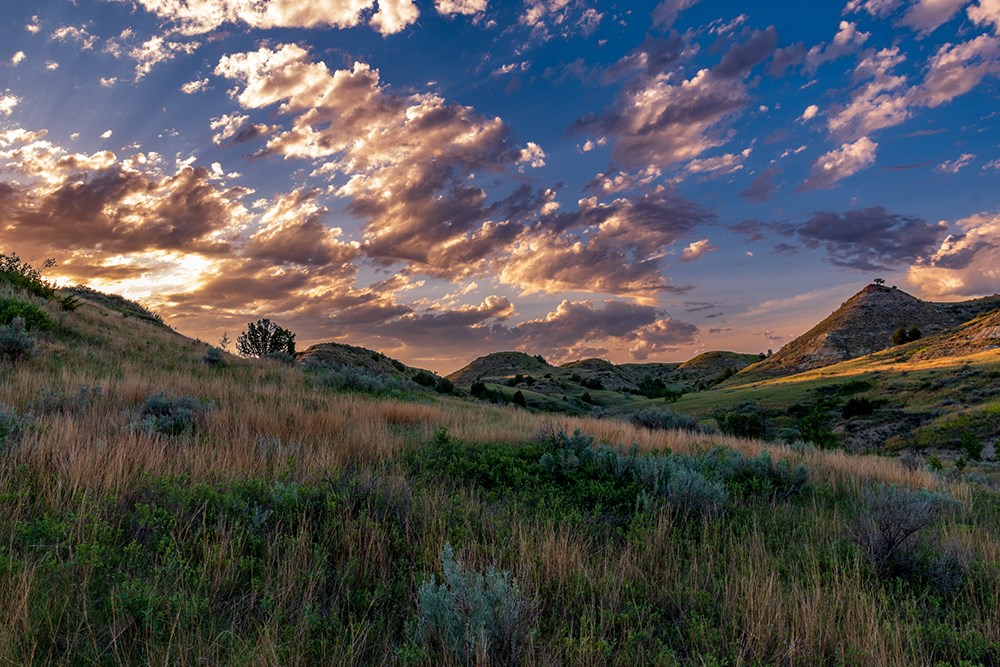 /blog/images/theodore-roosevelt-national-park-sunset-1.jpg?preset=blogThumbnailCrop