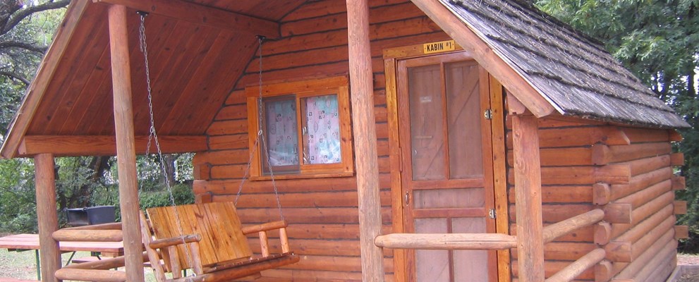 Upgraded 1 room Rustic Cabin with cable and mini fridge!