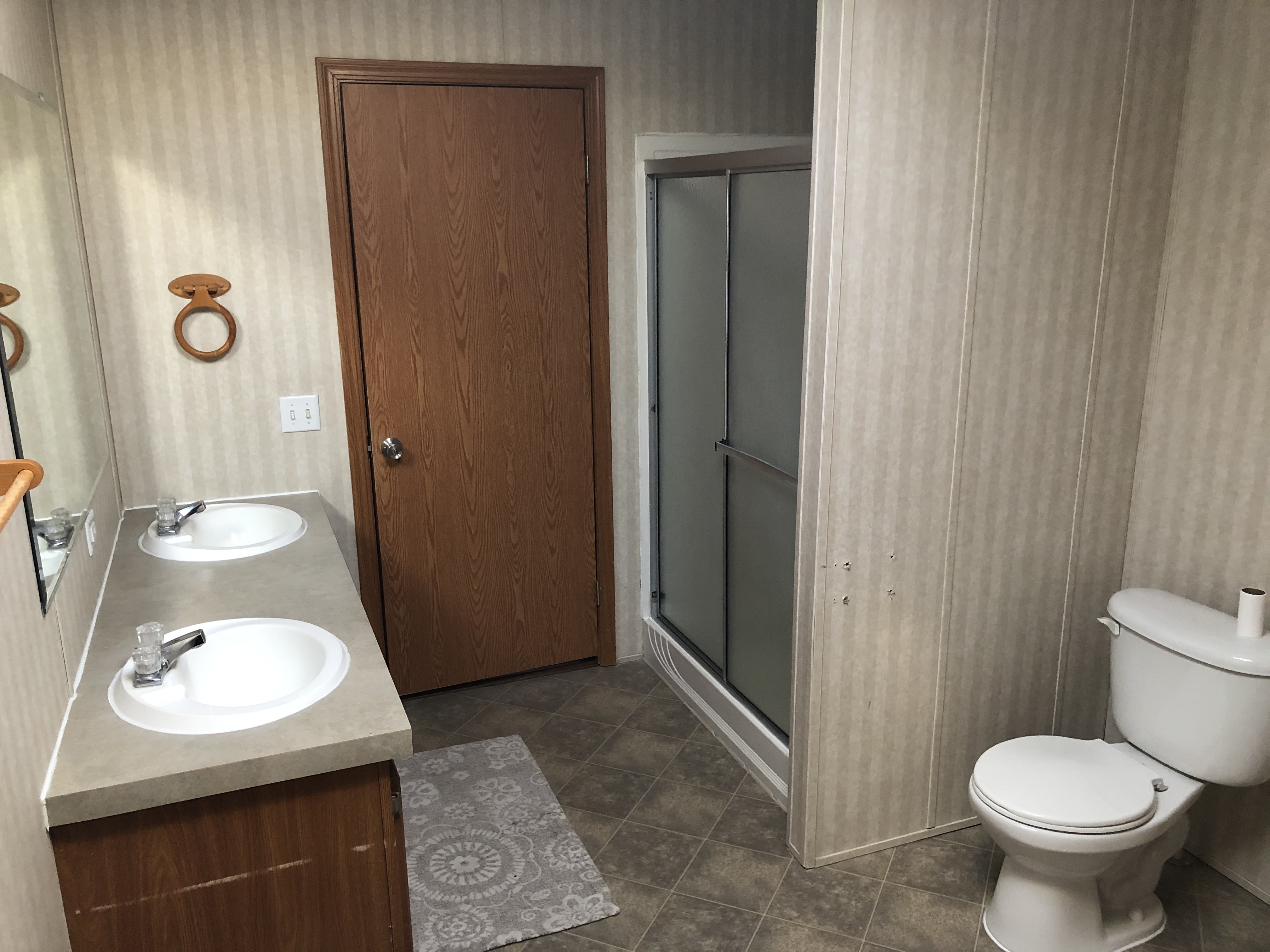 Bathroom connected to Bedroom #3.