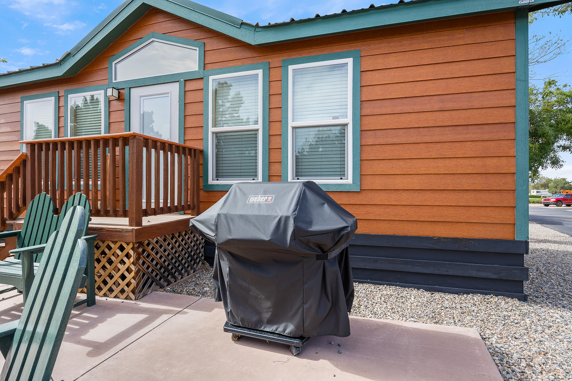 KL04 - Deluxe Cabin, 2 Room with Patio (Full Bath with Tub & Shower) – Sleeps 6