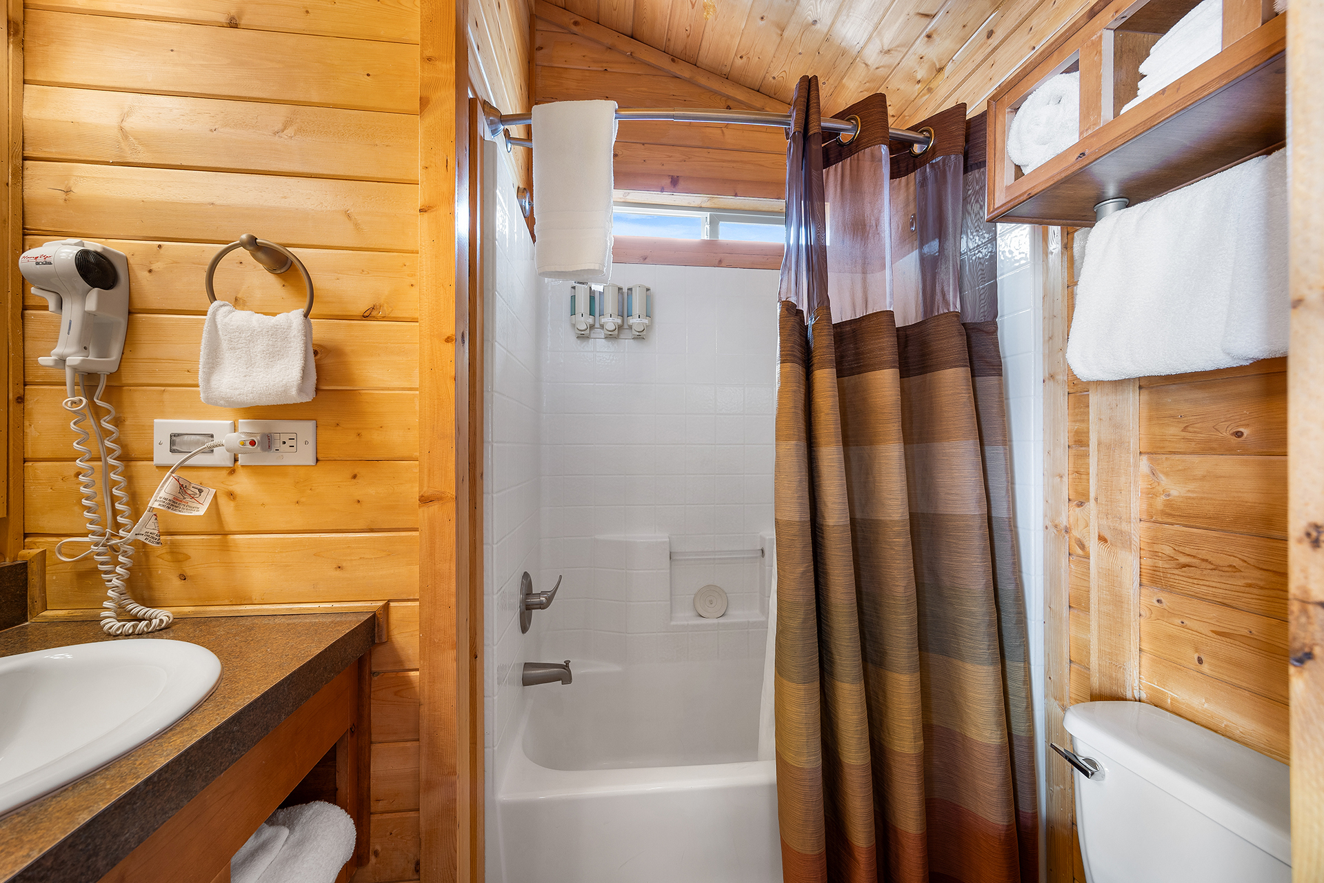 KL04 - Deluxe Cabin, 2 Room with Patio (Full Bath with Tub & Shower) – Sleeps 6