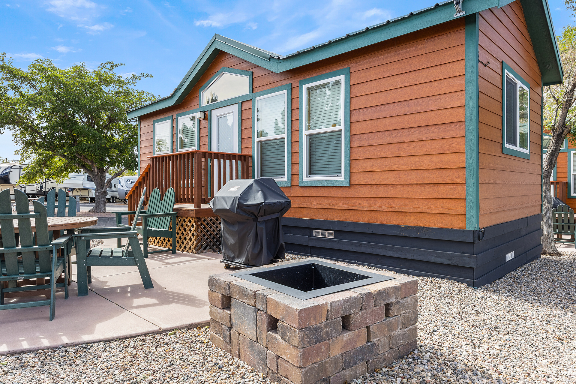 KL04 - Deluxe Cabin, 2 Room with Patio (Full Bath with Tub & Shower) – Sleeps 6