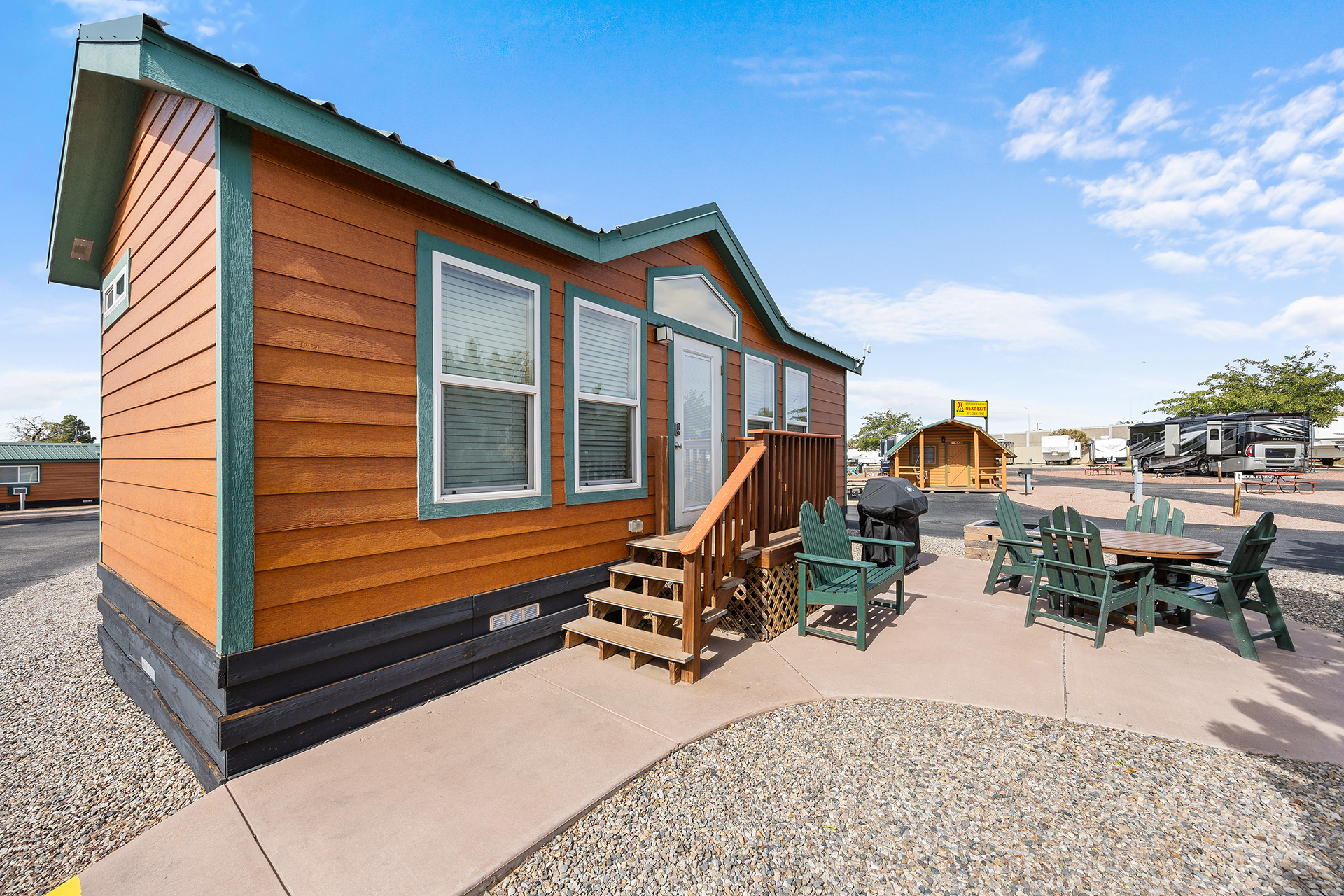 KL04 - Deluxe Cabin, 2 Room with Patio (Full Bath with Tub & Shower) – Sleeps 6