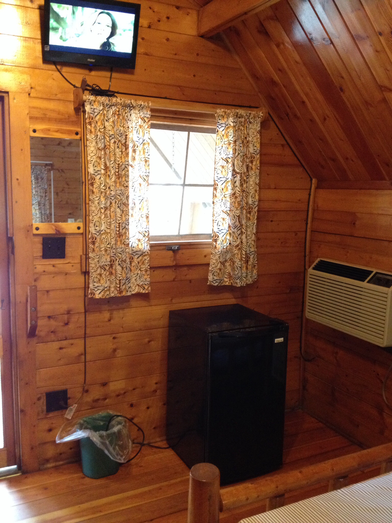 1-Room Camping Cabin Interior with Cable TV and Mini-refrig (K07)