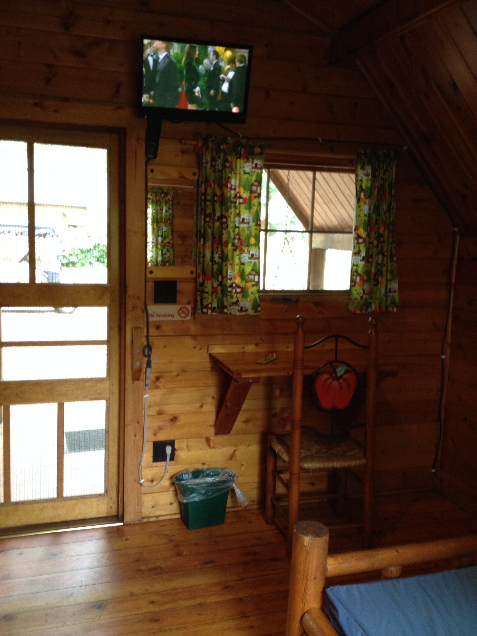 1-Room Camping Cabin Interior with Cable TV (K01)