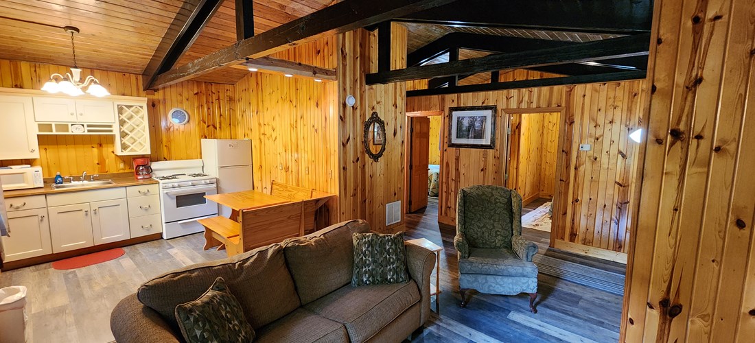C07 Deluxe Cabin Livingroom 1-2