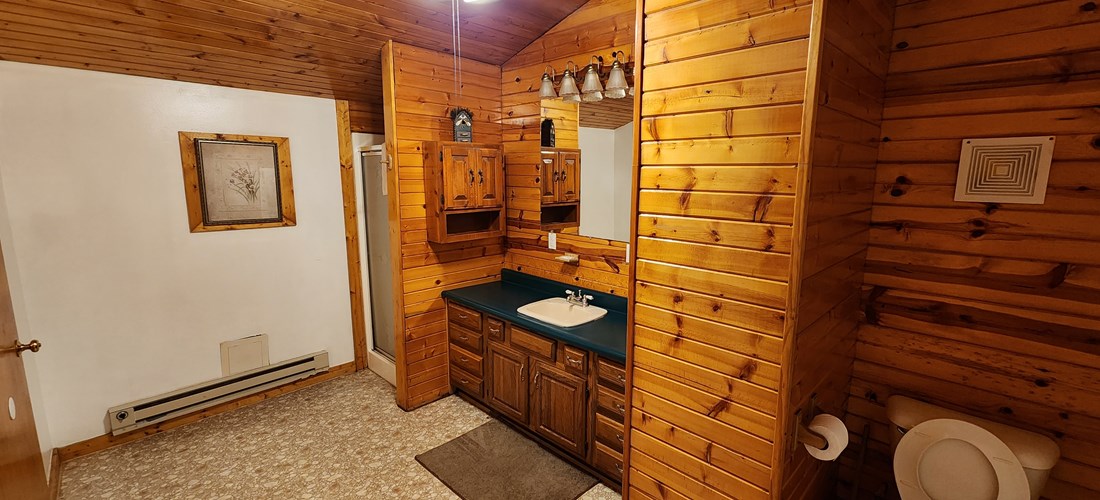 C12 Barn Bathroom 1
