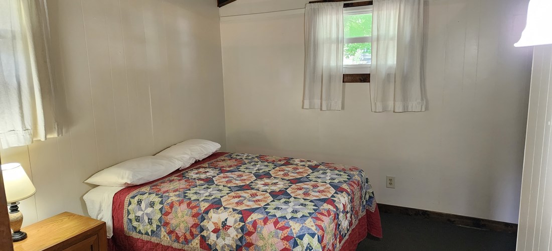 C01 Deluxe Cabin Bedroom 2 -2