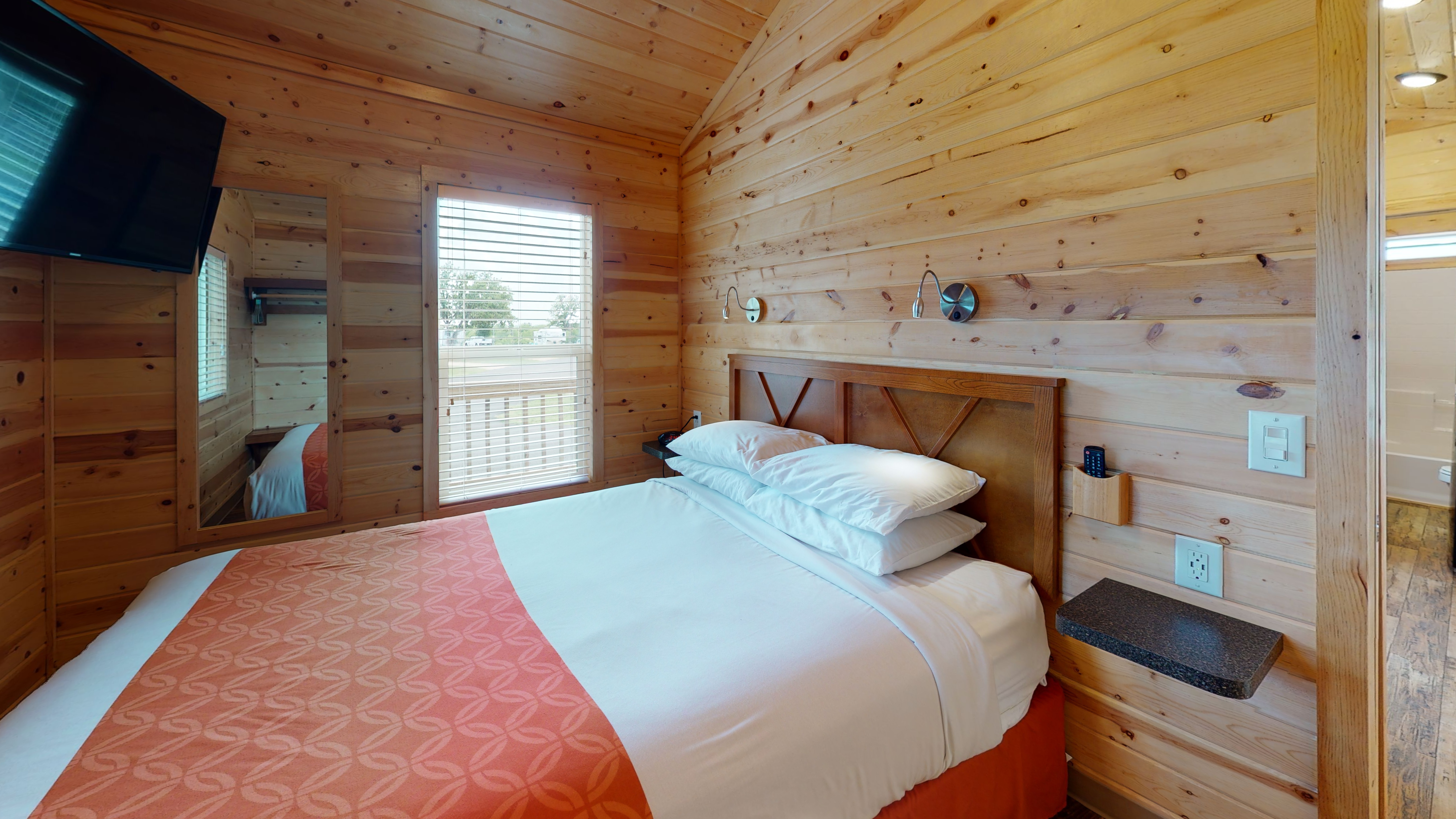 Deluxe Cabin Bedroom - Queen