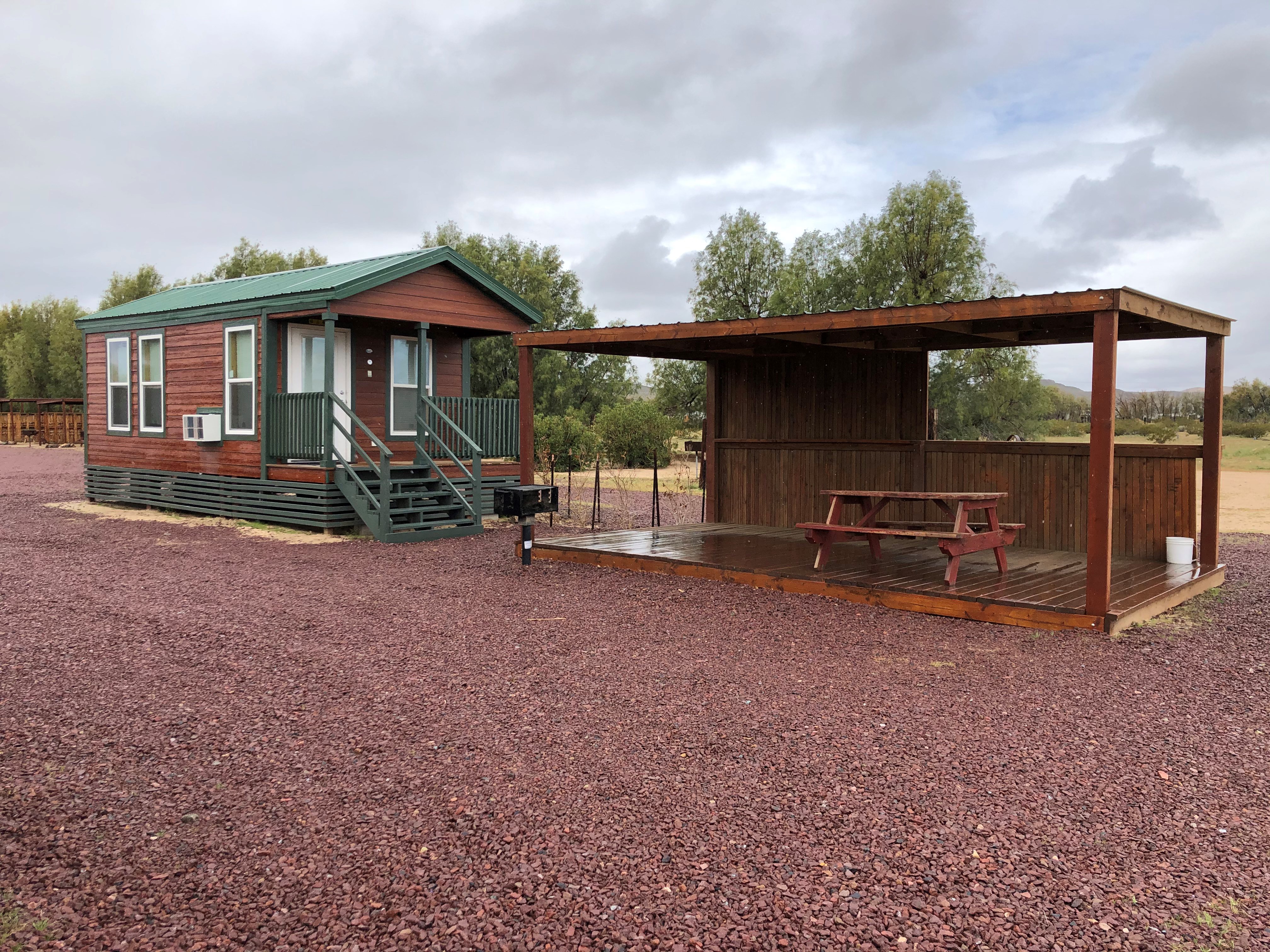 Deluxe Cabin (Full Bath with Shower), Patio Pictures Barstow / Calico