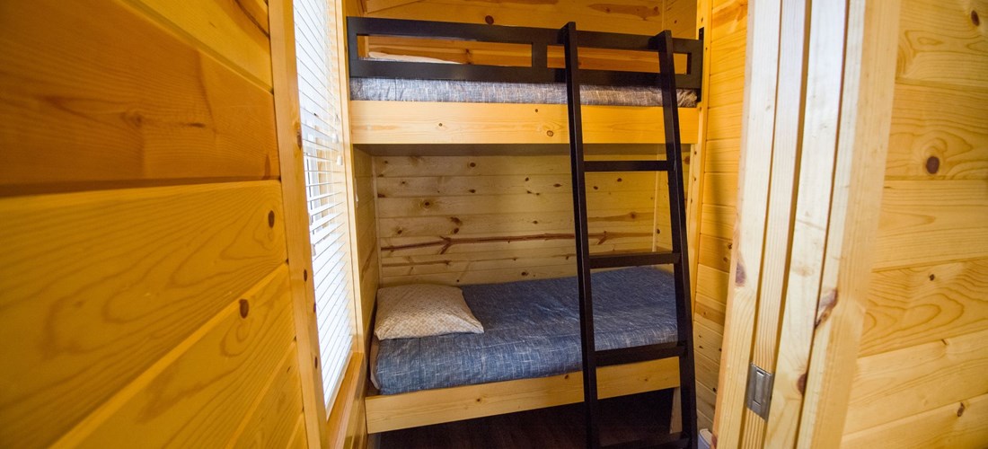 Deluxe cabin (w/Bathroom) for 4 with bunk beds