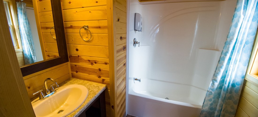 Deluxe cabin (w/Bathroom) for 4