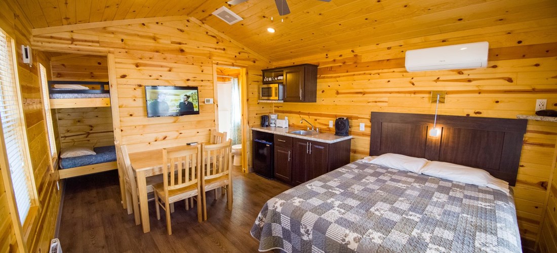 Deluxe cabin (w/Bathroom) for 4 - Cabine Deluxe pour 4 intérieur