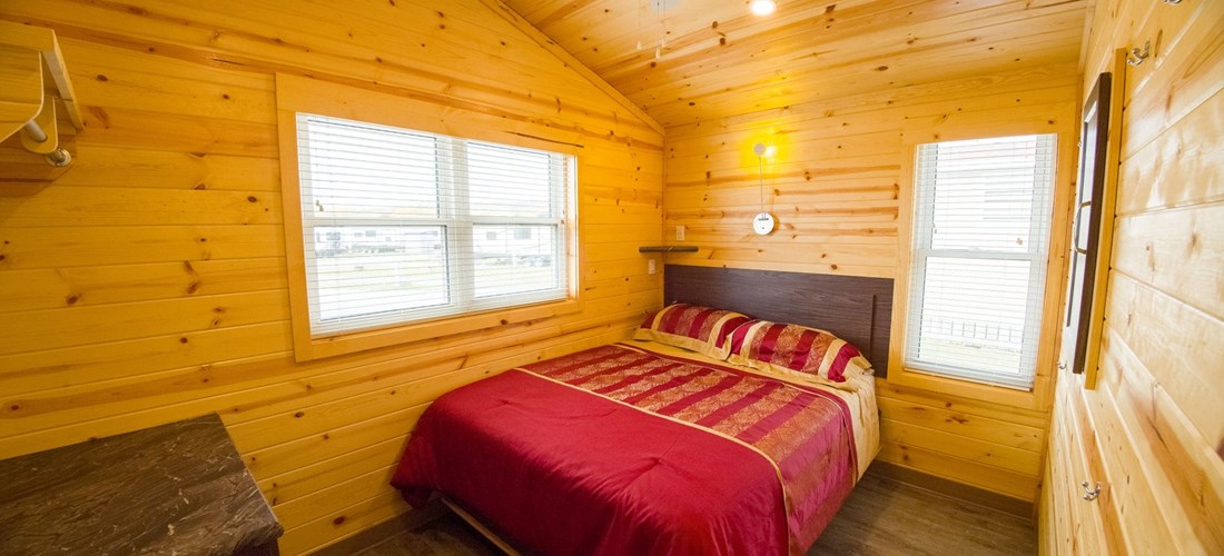 Deluxe cabin (w/Bathroom) for 6 (cabin) room queen bed