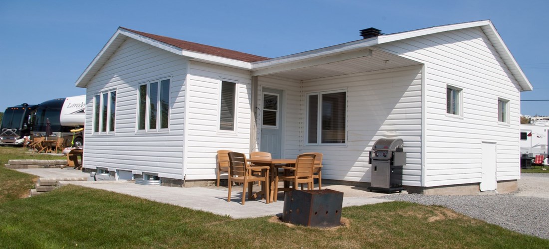 Deluxe cabin (w/Bathroom) for 6 (chalet)