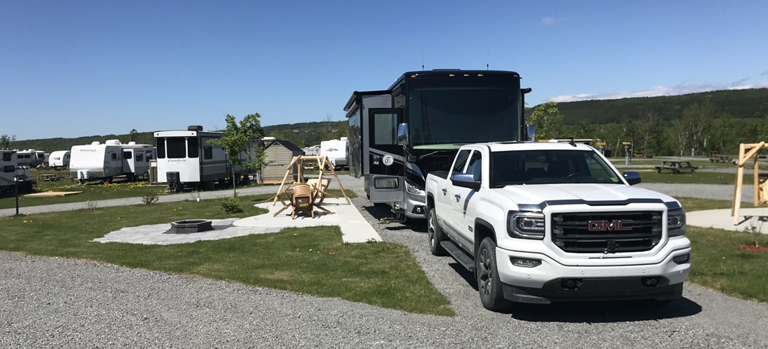 Pull thru, 50/30 Amps, Full hookups, Deluxe patio site - Site patio Deluxe, eau, électricité 20/30/50A, égouts et câble TV, plateau d'en haut avec vue