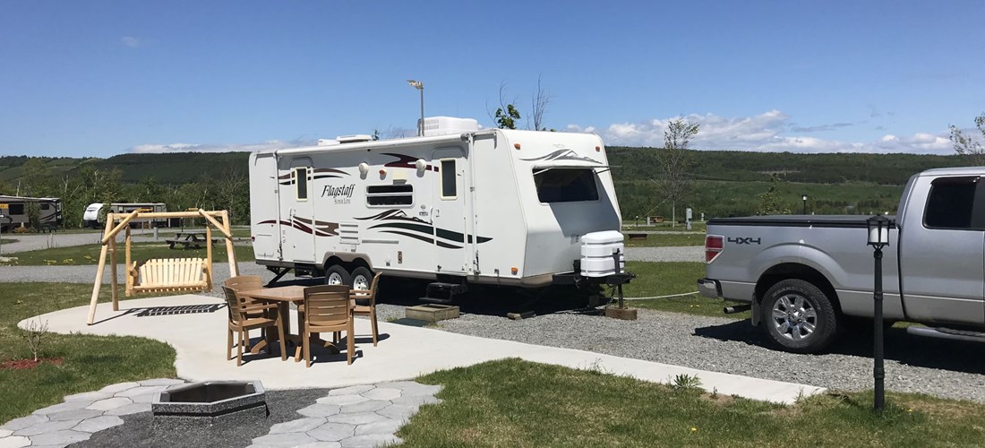 Back in, 50/30 Amps, Full hookups, Deluxe Patio Site with great view - Site backin patio Deluxe, eau, électricité, égouts et câble TV section H avec superbe vue sur lac et village St-Mathieu