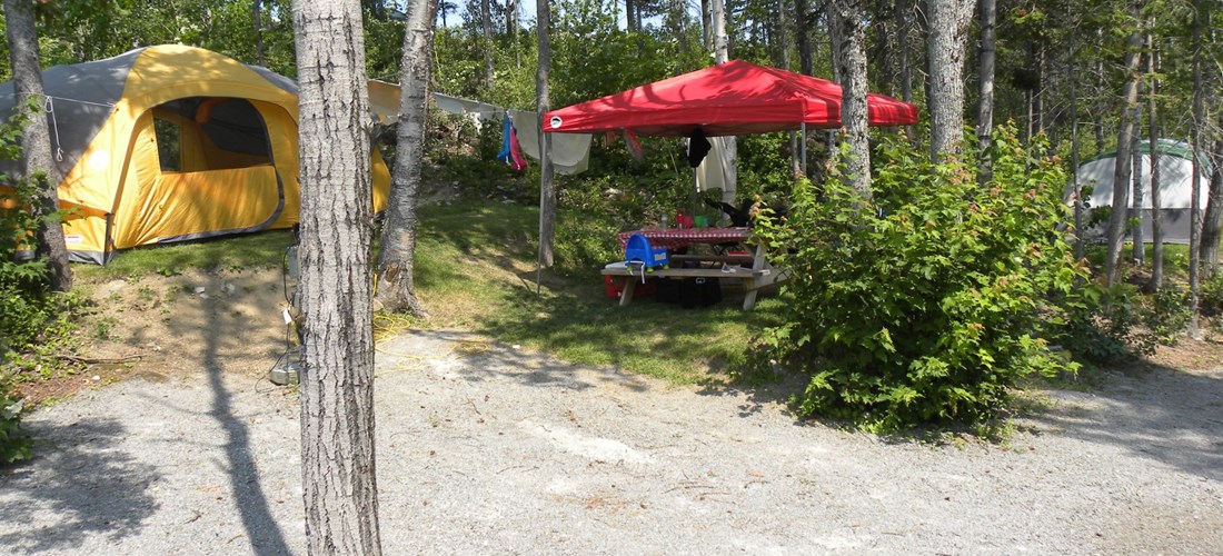 Tent site, water/electric, gravel site pad (Deluxe) - Site de tente Deluxe eau et électricité 20A