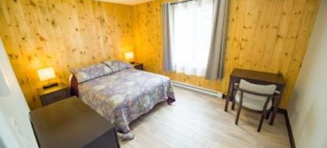 Deluxe cabin (2 rooms, w/bathroom) up to 6 people. By the lake. Room with double size bed.