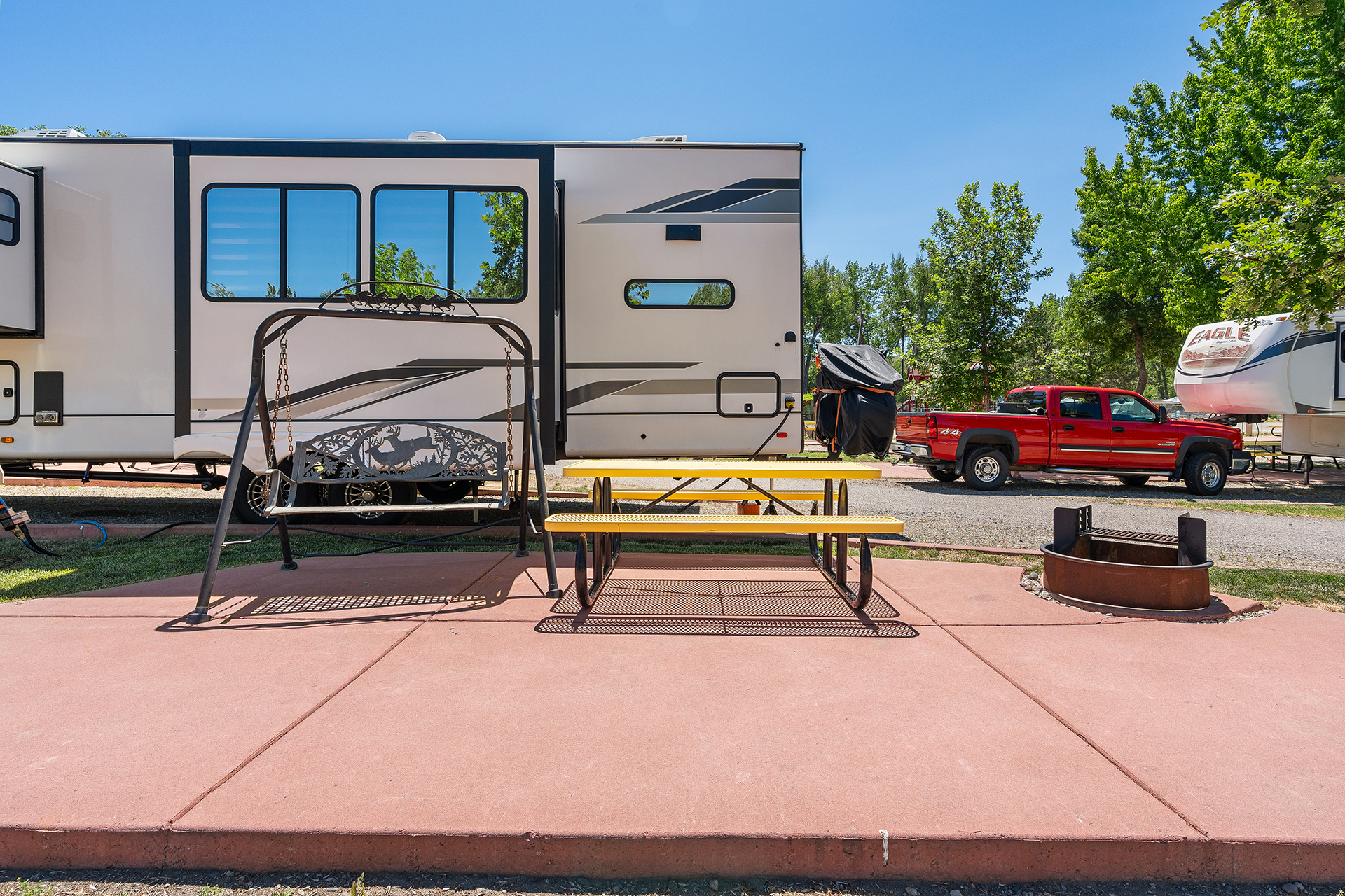 RV 39, Pull-Thru 50/30 AMPS Water + Electric KOA Patio®