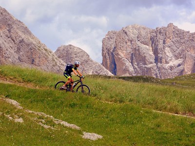 Person biking downhill while on the Fortuna Mountain track.