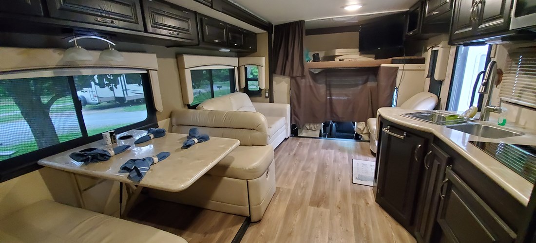RV Rental - Glamping+ Livingroom/Kitchen
