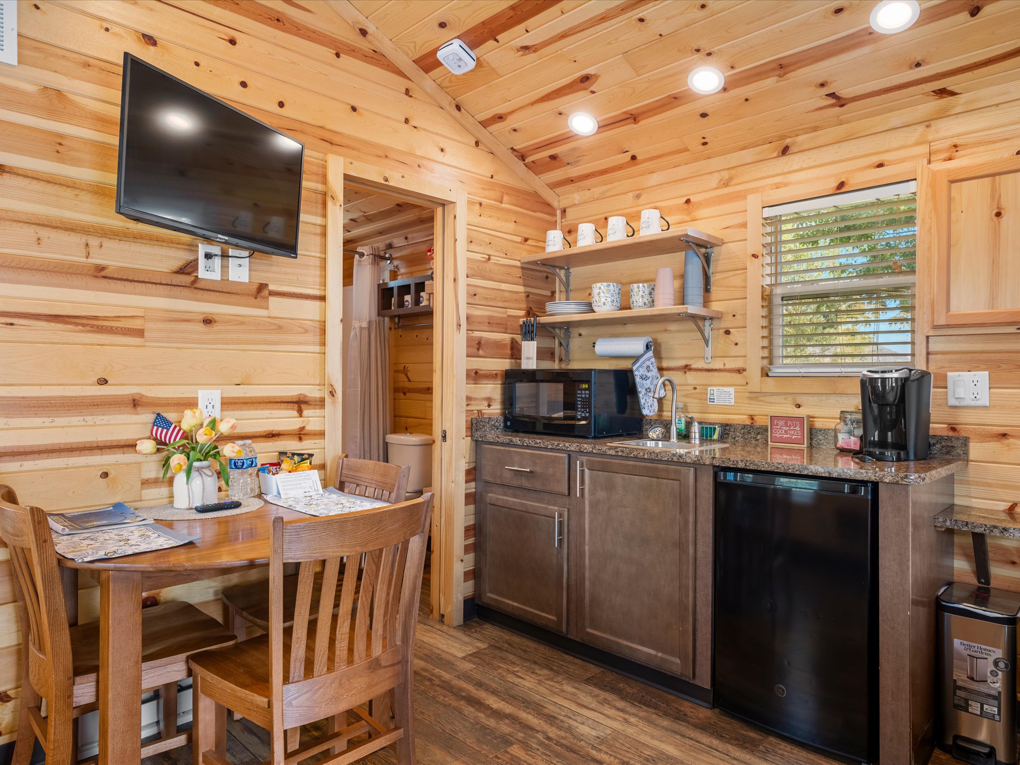 Kitchenette & Dining Room