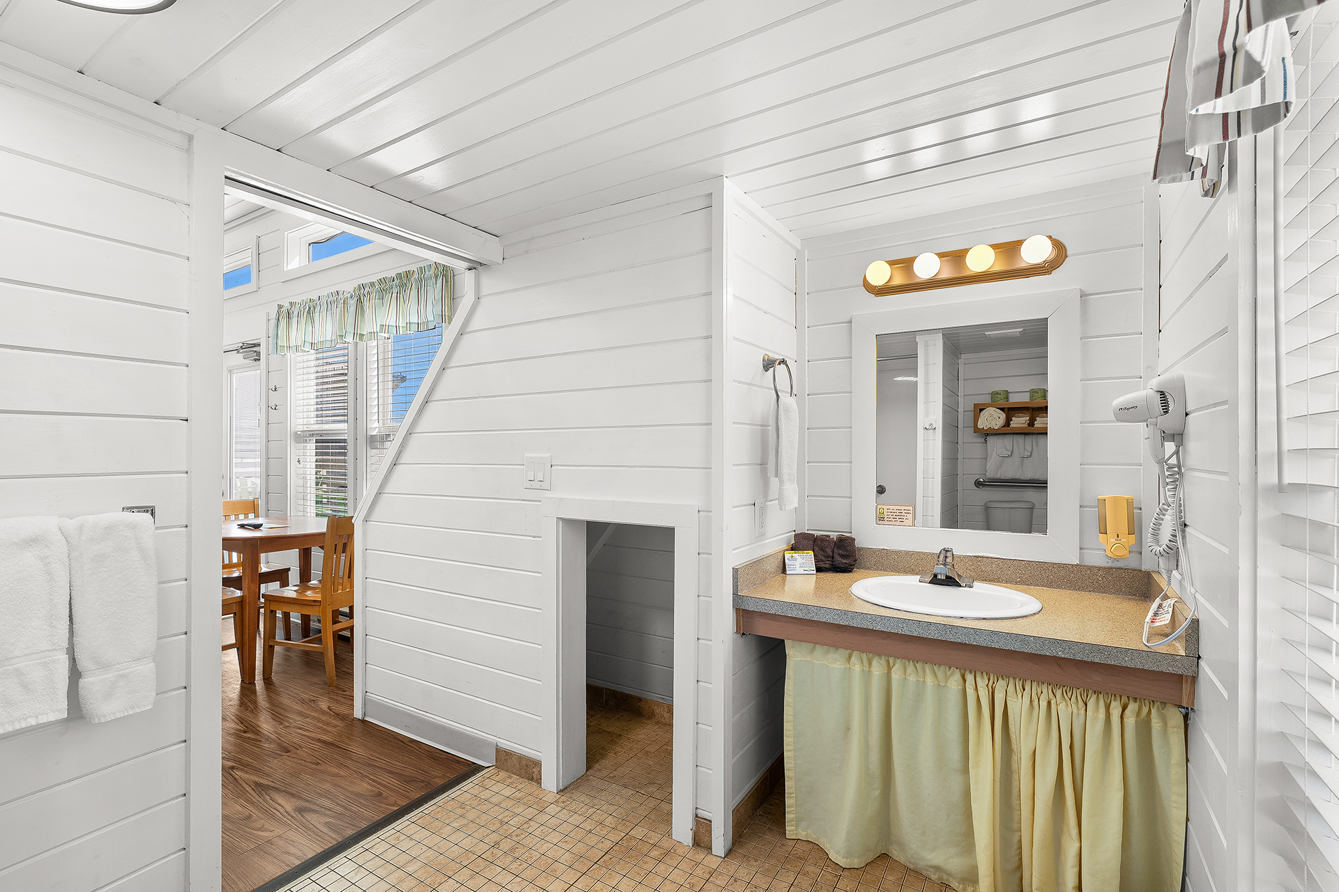 DC1641 - Deluxe Cabin, 1 Room with Loft (Full Bath with Shower) Accessible – Sleeps 6