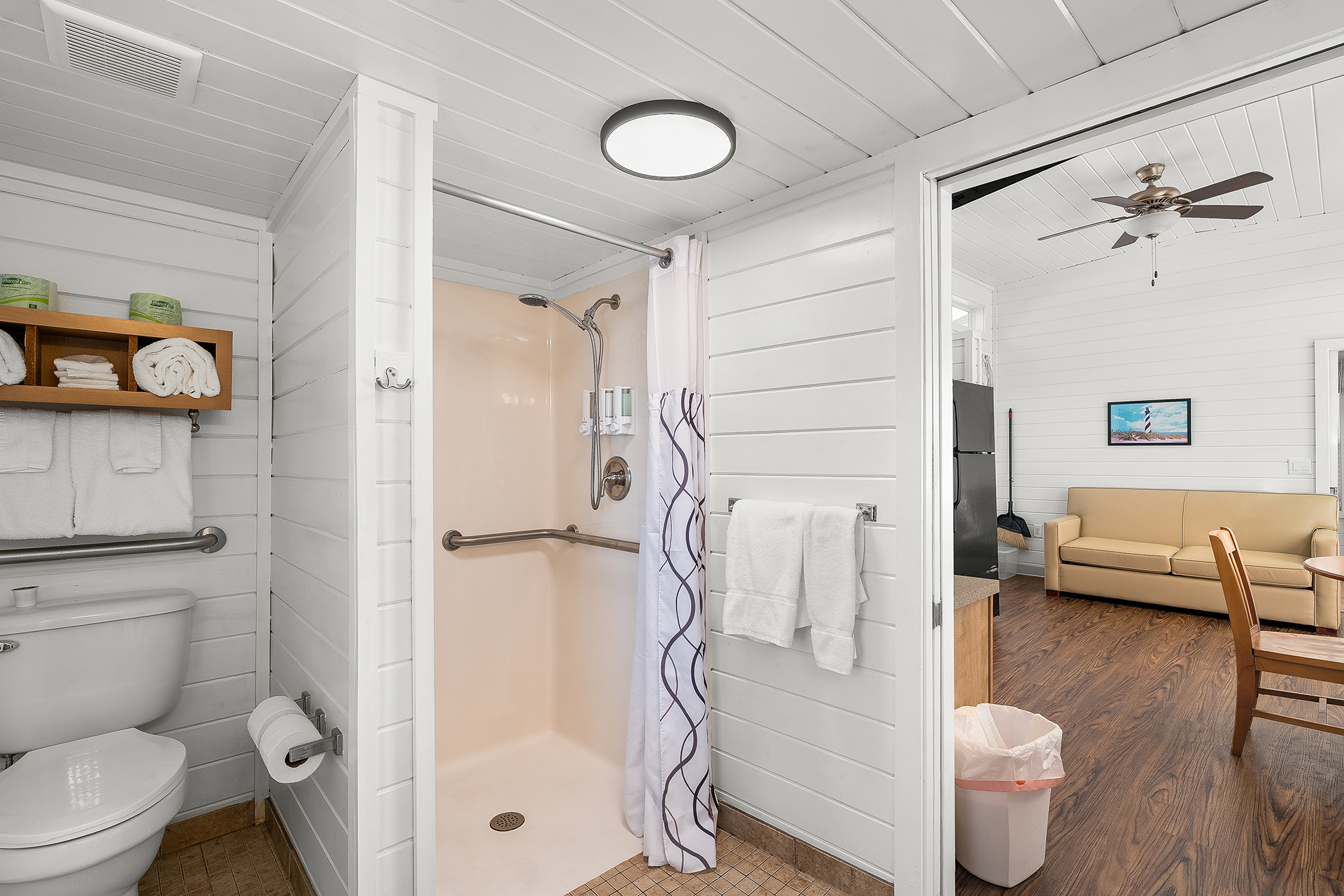 DC1641 - Deluxe Cabin, 1 Room with Loft (Full Bath with Shower) Accessible – Sleeps 6