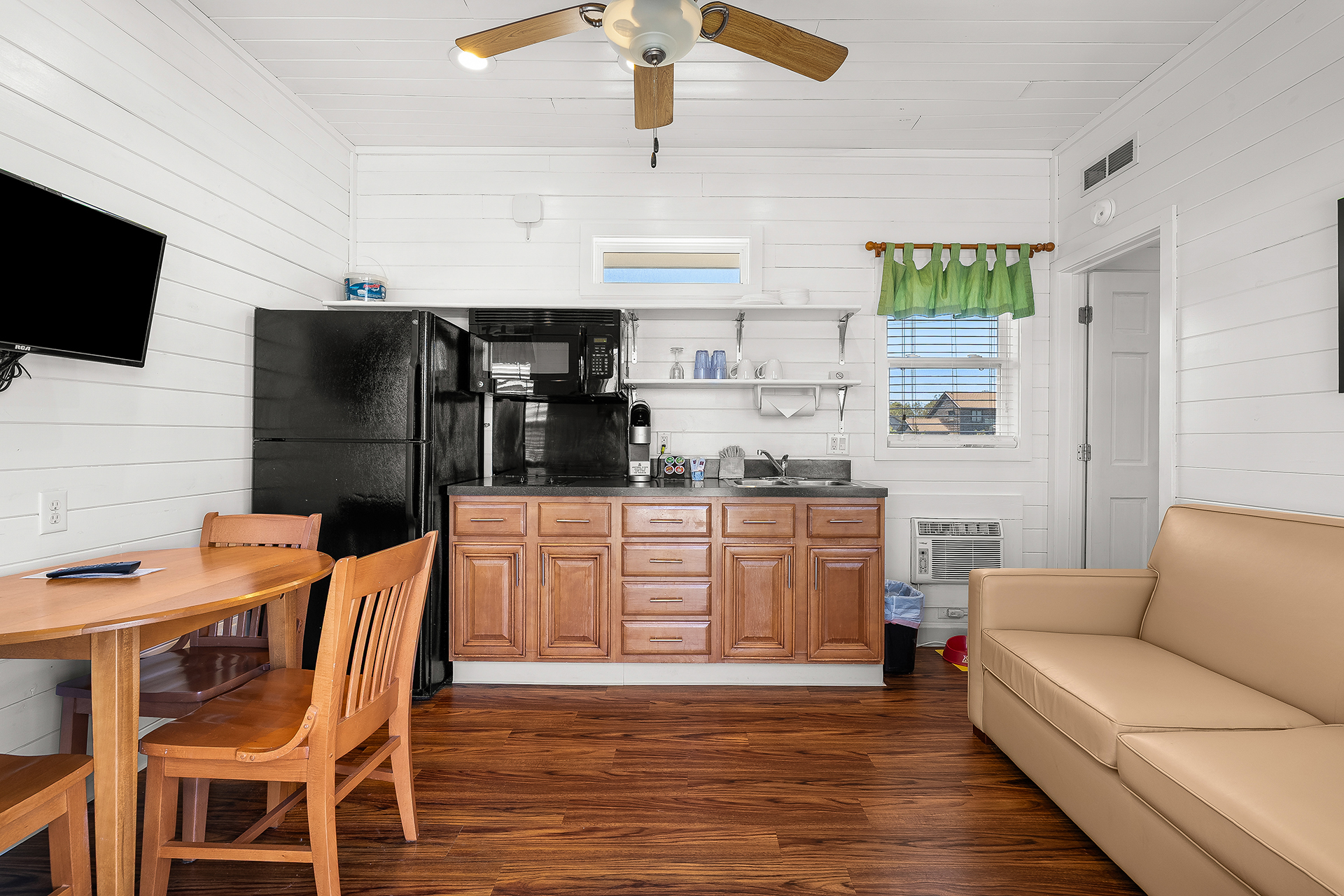 DC1503, Deluxe Cabin, 2 Room (Full Bath with Tub & Shower) – Sleeps 8
