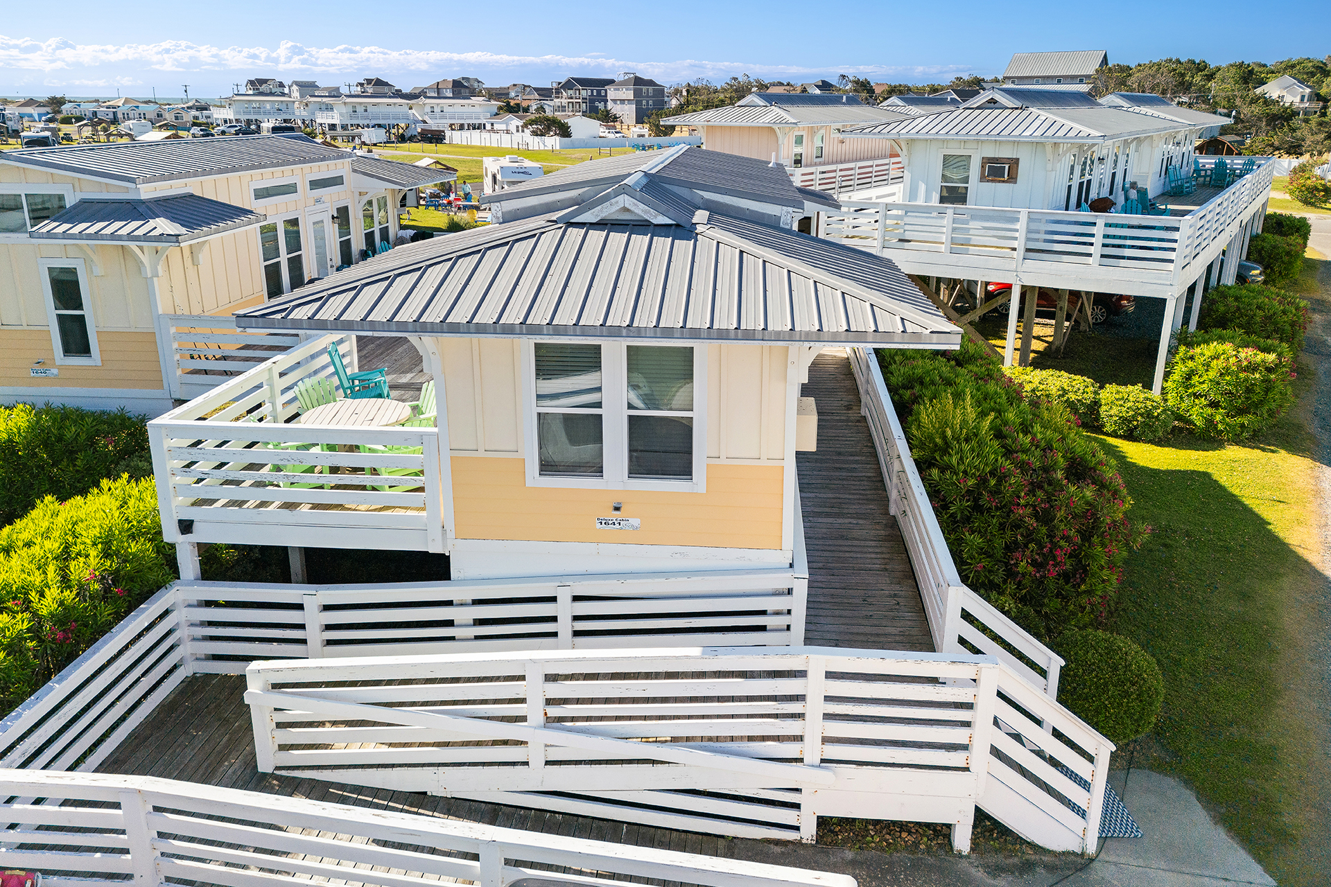 DC1641 - Deluxe Cabin, 1 Room with Loft (Full Bath with Shower) Accessible – Sleeps 6
