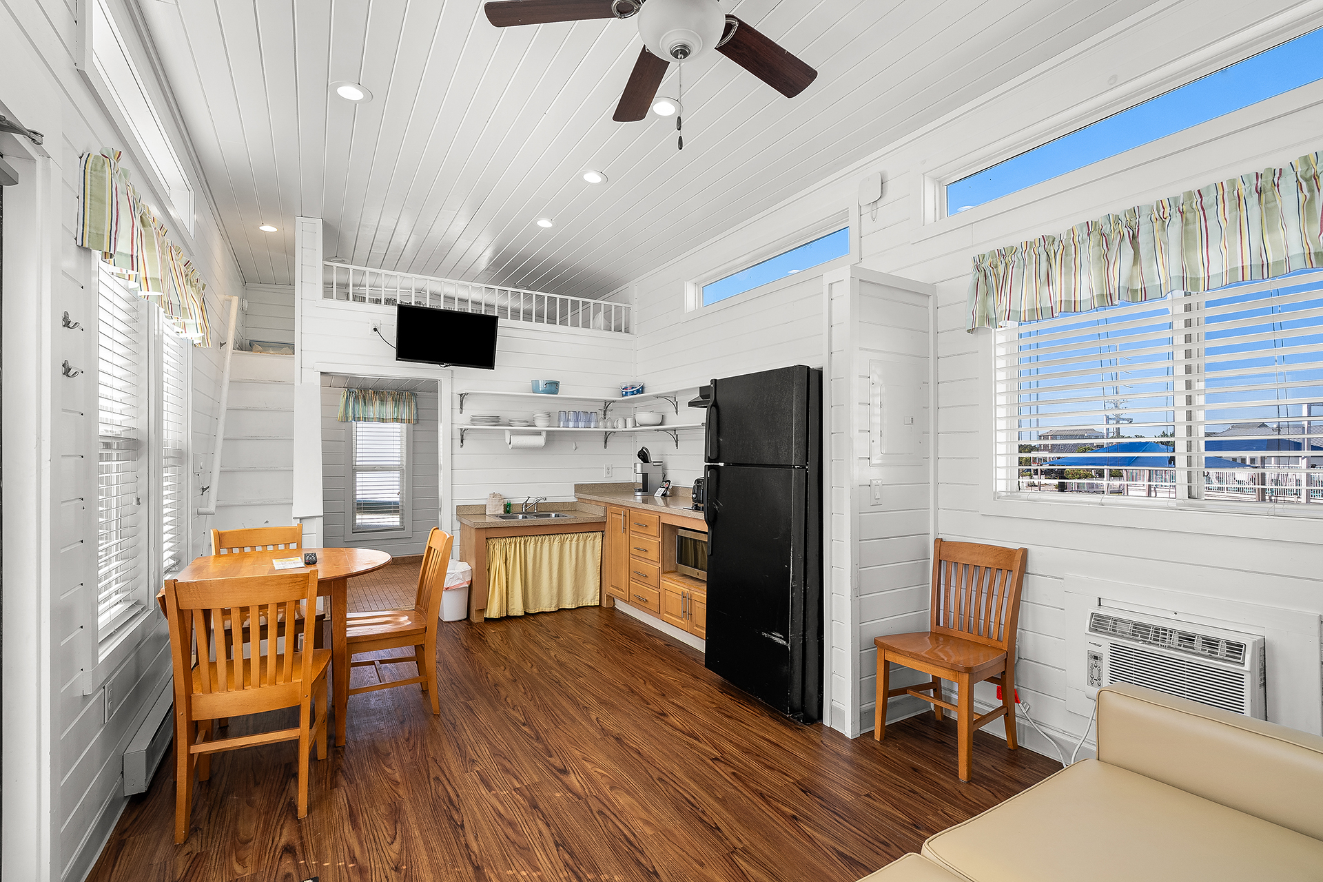 DC1641 - Deluxe Cabin, 1 Room with Loft (Full Bath with Shower) Accessible – Sleeps 6