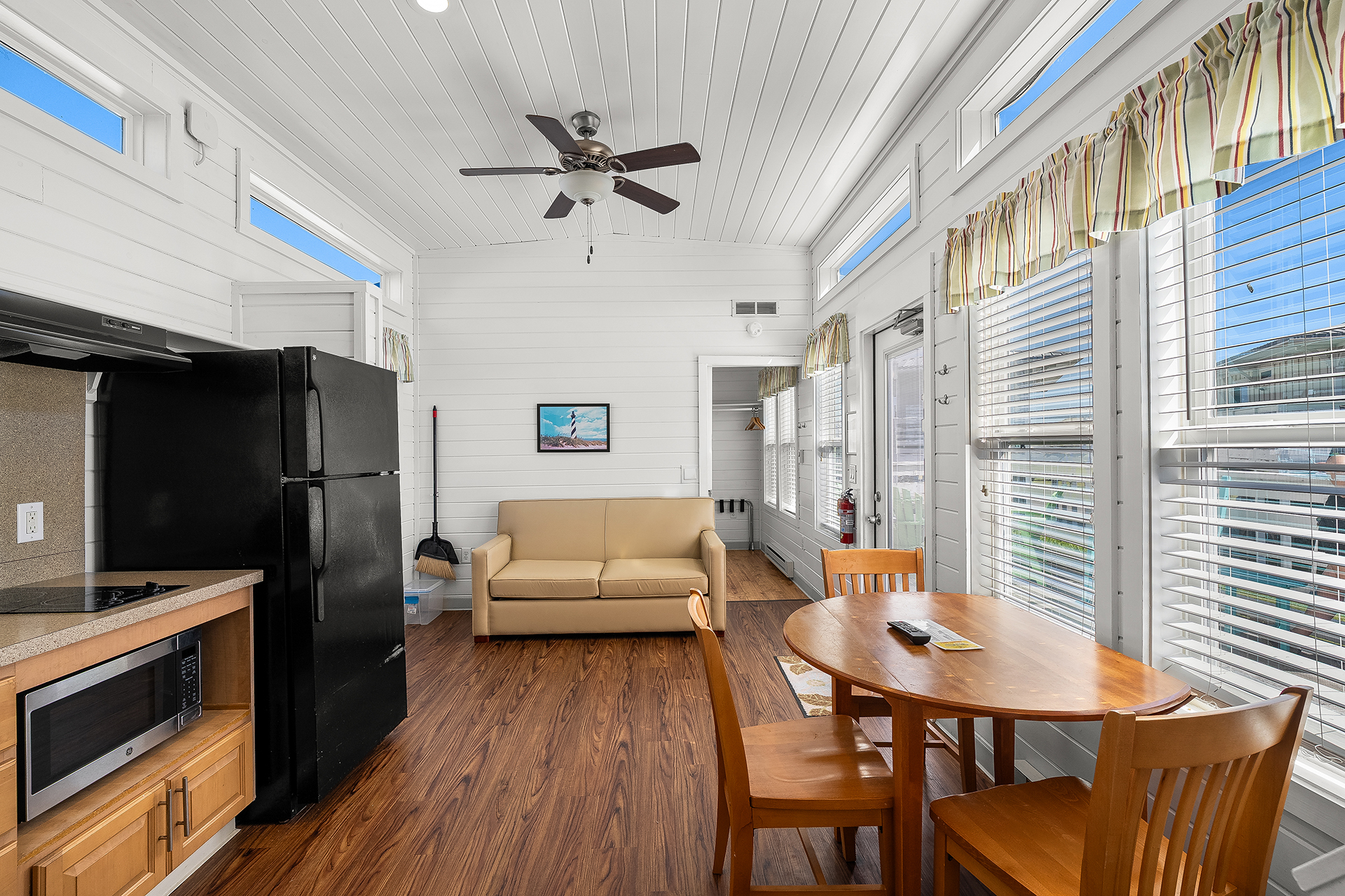 DC1641 - Deluxe Cabin, 1 Room with Loft (Full Bath with Shower) Accessible – Sleeps 6
