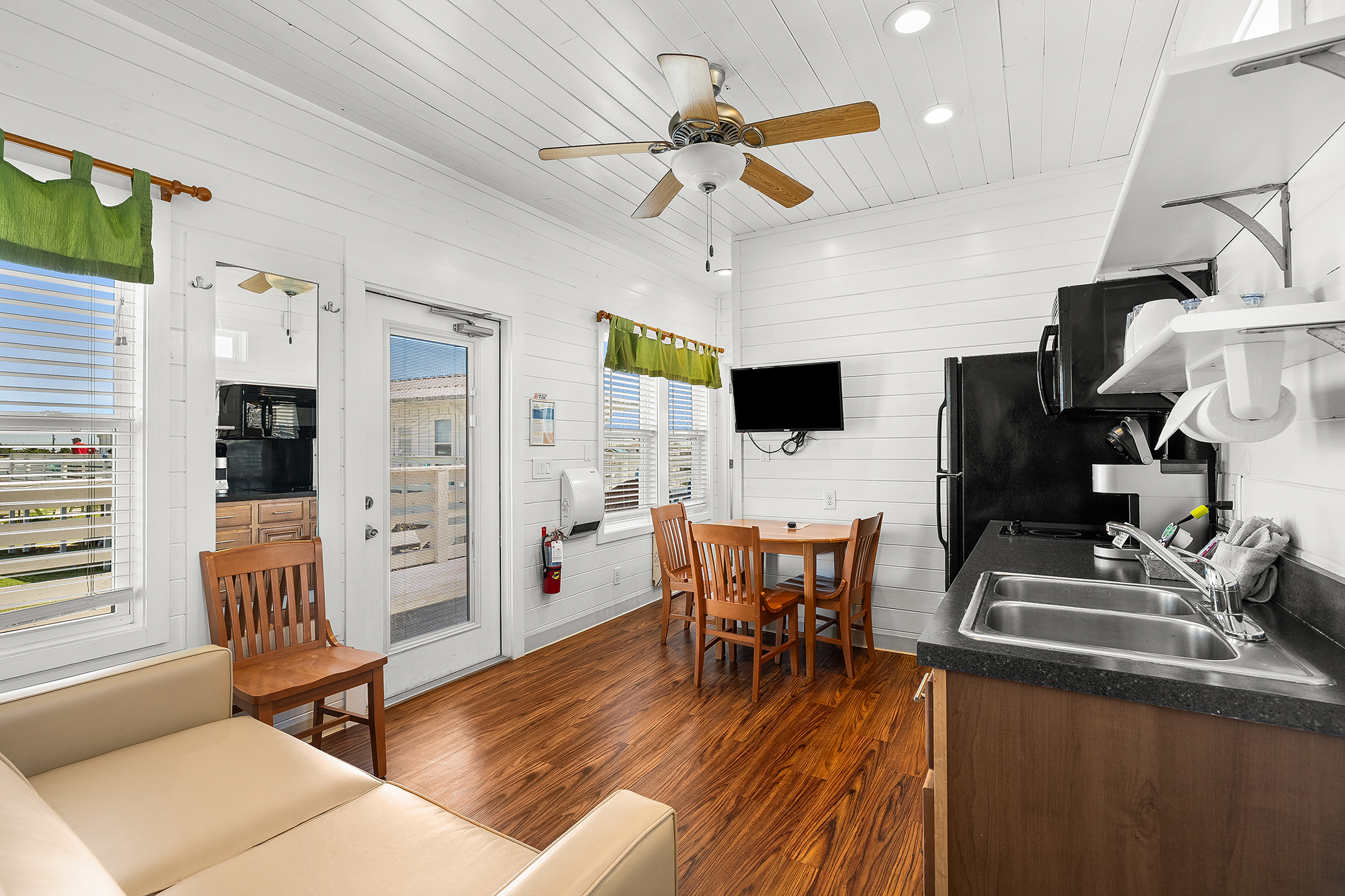 DC1503, Deluxe Cabin, 2 Room (Full Bath with Tub & Shower) – Sleeps 8