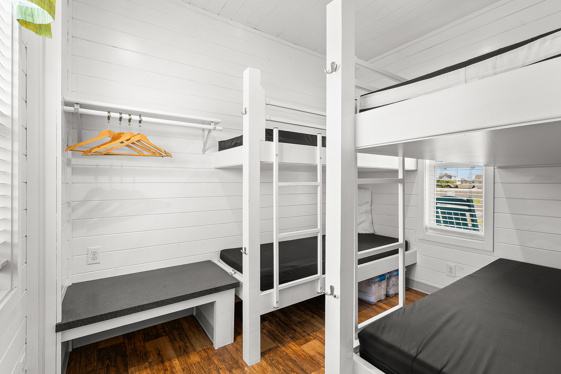 DC1503, Deluxe Cabin, 2 Room (Full Bath with Tub & Shower) – Sleeps 8
