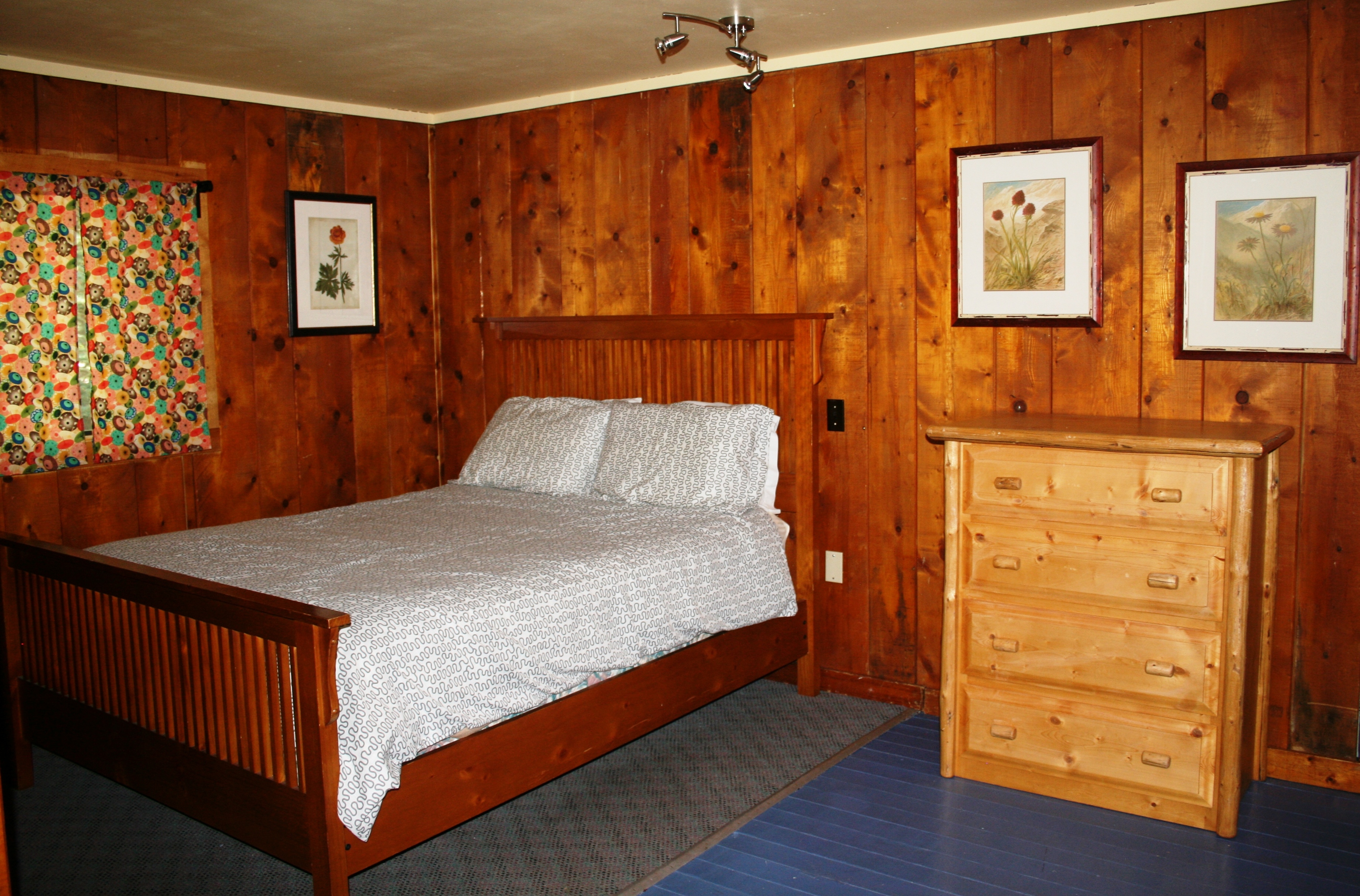 Just right for 2 with a Queen bed & full bathroom.