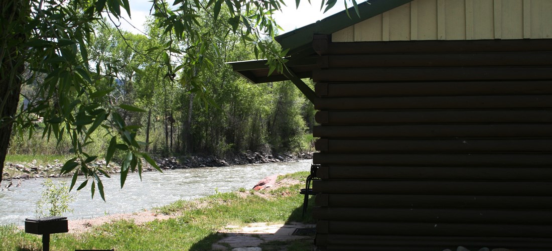 River's Edge Cabin 6: A dream getaway for two, right on the river bank!