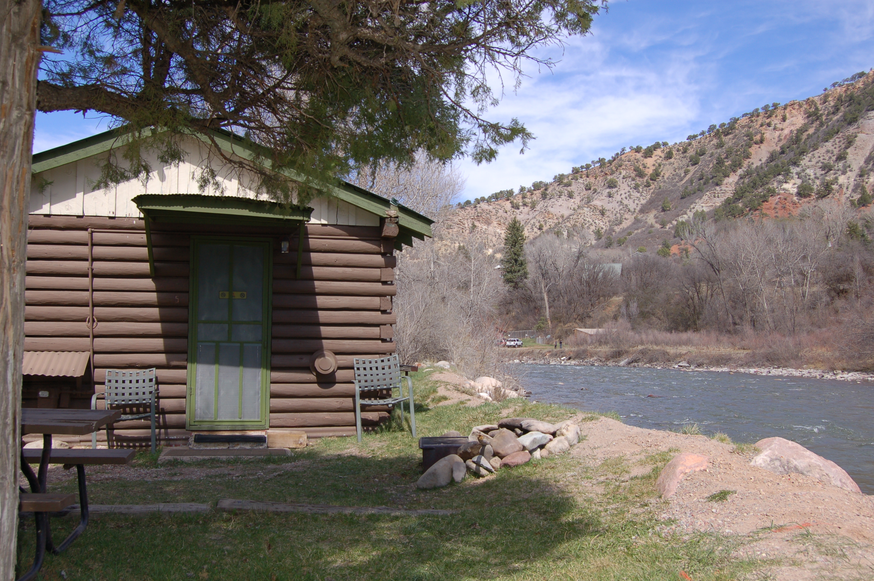 Deluxe Cabin (Full Bath with Tub & Shower) Studio 5Cozy Riverfront