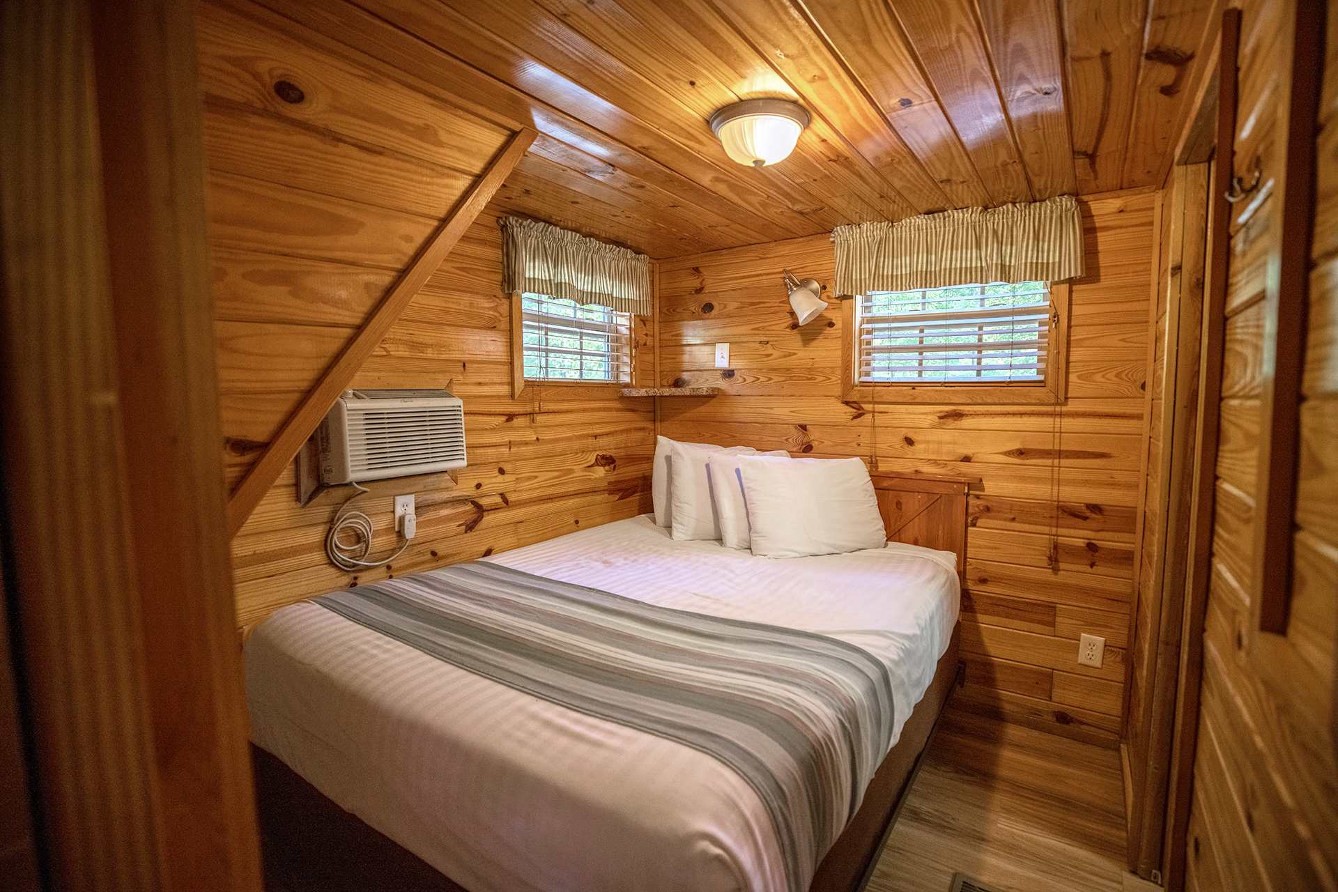 DC226 - Deluxe Cabin, 2 Room with Loft, River