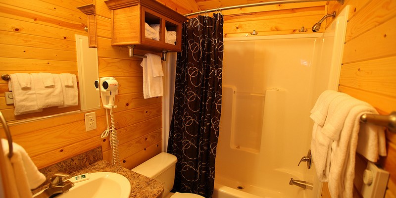 inside deluxe cabin full bathroom